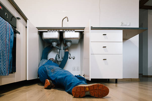 Professional Emergency Plumber technician working in Highlands, CA